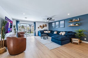 Smart TV - Luxury Tropical Playhouse 2.0 | Golf | Pickleball (Lake Havasu City)