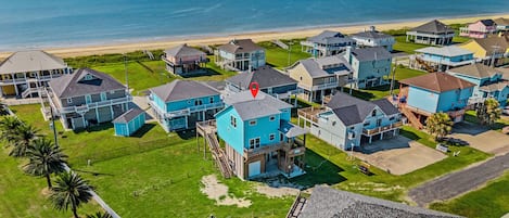 Un quartier résidentiel situé sur la côte, où les maisons sont dotées de balcons et offrent une vue sur l’océan.