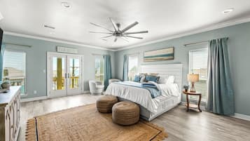 4 soverom, skrivebord, strykejern/-brett og reiseseng for barn