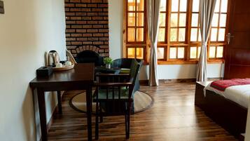 Camera doppia, vista giardino | Una scrivania, postazione laptop, Wi-Fi gratuito