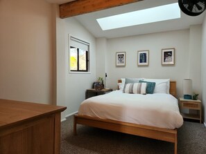 5 bedrooms, desk, iron/ironing board, WiFi