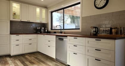 Fettlers Lodge - zigzag railway, peaceful, acreage, pet friendly