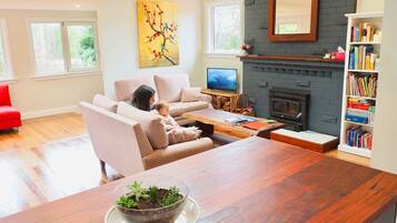 TV, fireplace