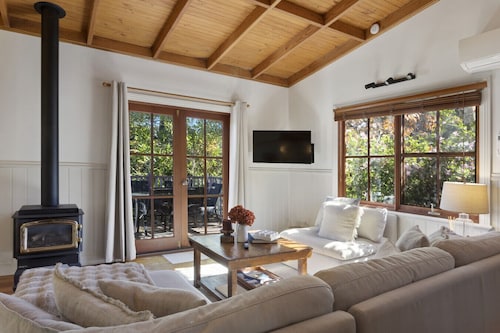 Leura Lodge - walking distance to mall, quiet & central