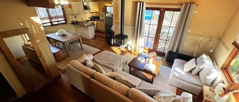 Una televisión, una chimenea