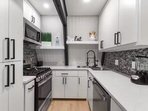 冷蔵庫、電子レンジ、オーブン、コンロ