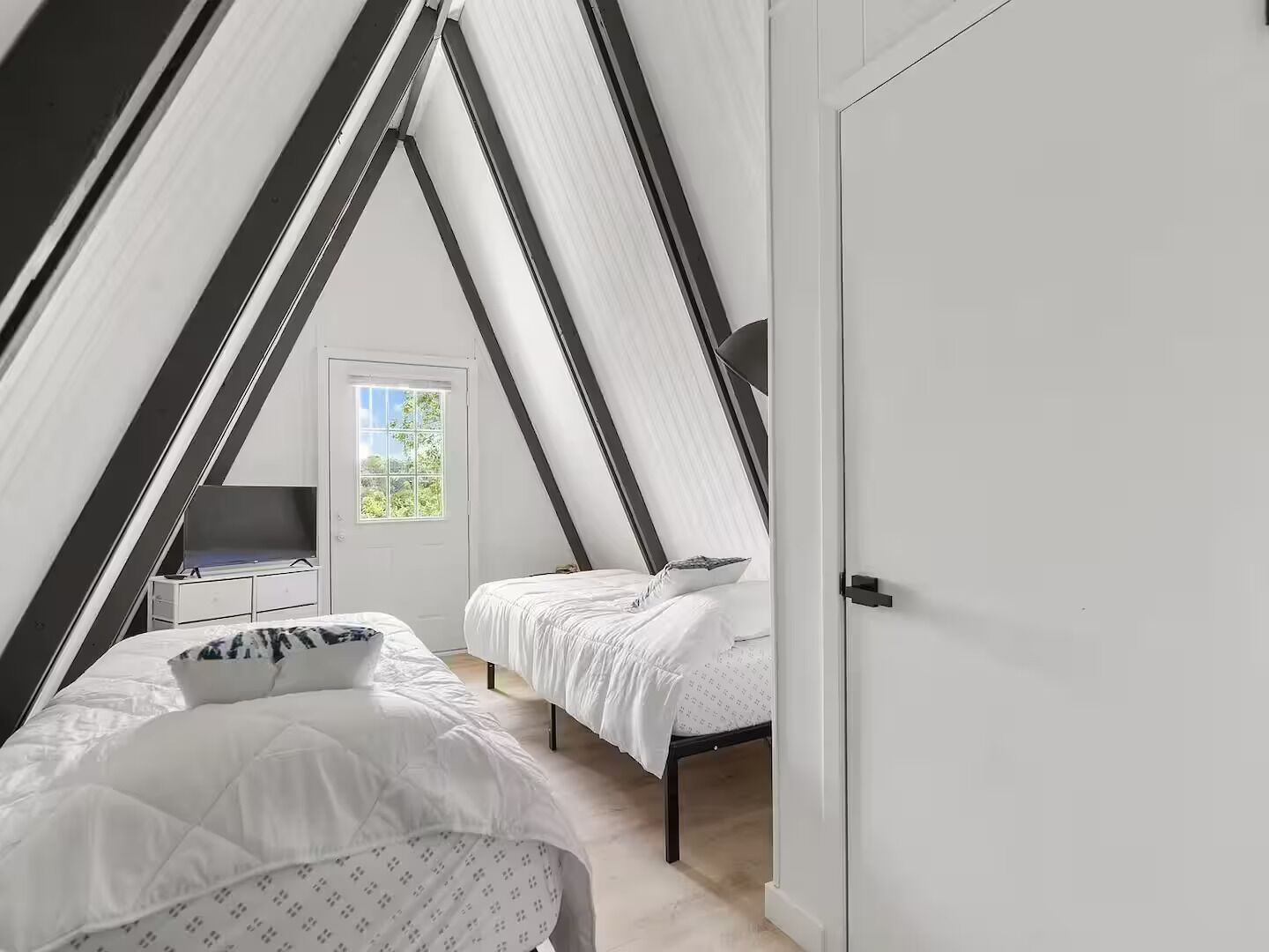 5 bedrooms, iron/ironing board, free WiFi, bed sheets