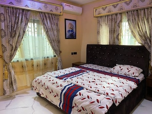 3 bedrooms, iron/ironing board, free WiFi, bed sheets