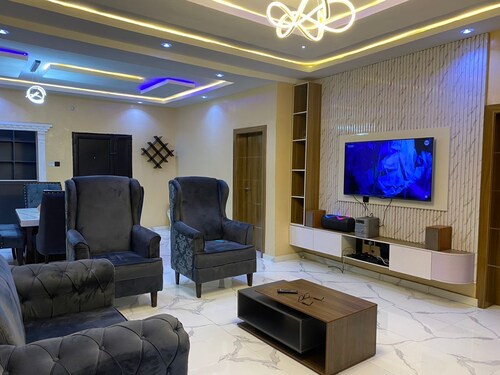 August Mansion
in Harmony Est, Oluyole Ext, Elebu, Off Alao Akala Express,Ibadan