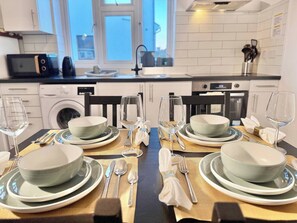 Een koelkast, een microgolfoven, een oven, een kookplaat