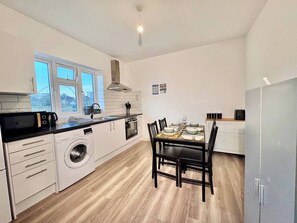 Een koelkast, een microgolfoven, een oven, een kookplaat