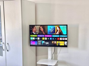 Television - Convenient Private Triple Room 30 Min to Central (Wembley)