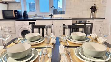 Jääkaappi, mikroaaltouuni, uuni, liesi