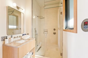 Appartement, 1 slaapkamer, keuken | Badkamer | Een douche, een haardroger, pantoffels, handdoeken