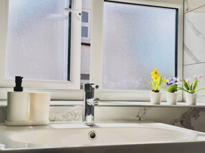 Hair dryer, towels - Comfortable Private Triple Room 30 Min to Central (Wembley)