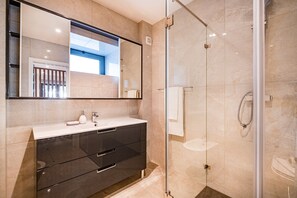 Regadera, secadora de cabello, bidet, toallas 