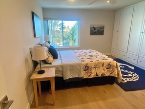 Desk, iron/ironing board, WiFi, bed sheets
