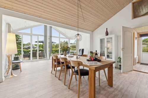 Sunny fjord cottage by Ringkøbing Fjord