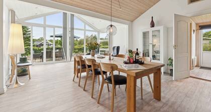 Sunny fjord cottage by Ringkøbing Fjord