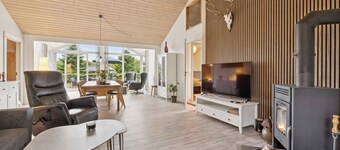 Sunny fjord cottage by Ringkøbing Fjord
