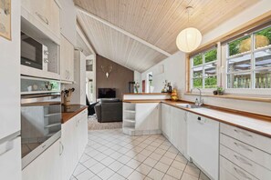 Réfrigérateur, un four, surface de cuisson, lave-vaisselle