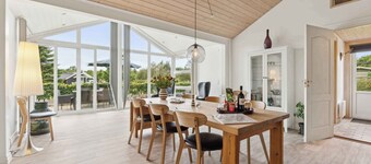 Sunny fjord cottage by Ringkøbing Fjord