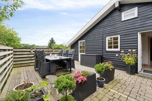 Outdoor dining - Sunny fjord cottage by Ringkøbing Fjord (Skjern)