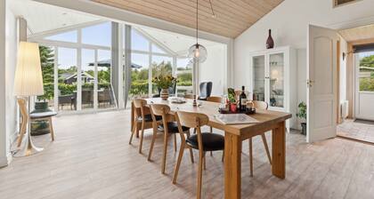 Sunny fjord cottage by Ringkøbing Fjord