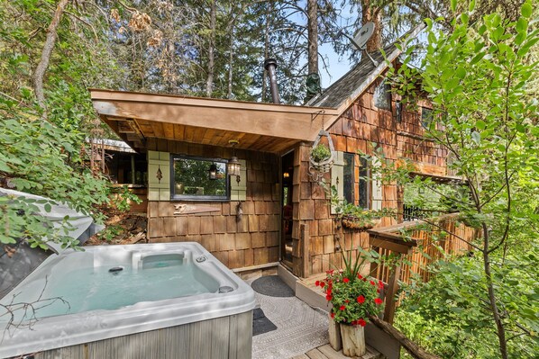 Outdoor spa tub