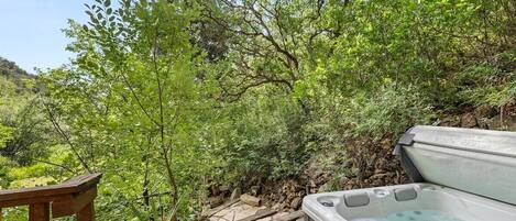 Banyera d'hidromassatge a l'aire lliure