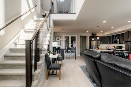 Interior. Spacious 4-bedroom house with WiFi, AC in delightful Central Park Denver