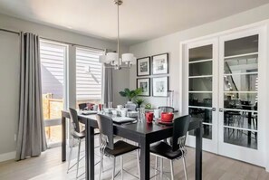 Dining - Spacious 4-bedroom house with WiFi, AC in delightful Central Park Denver (Denver)