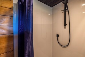Een douche, een haardroger, handdoeken, zeep