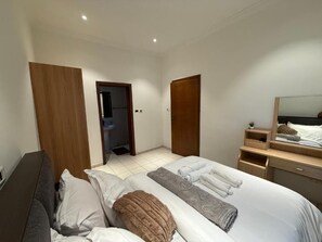 2 bedrooms, iron/ironing board, WiFi