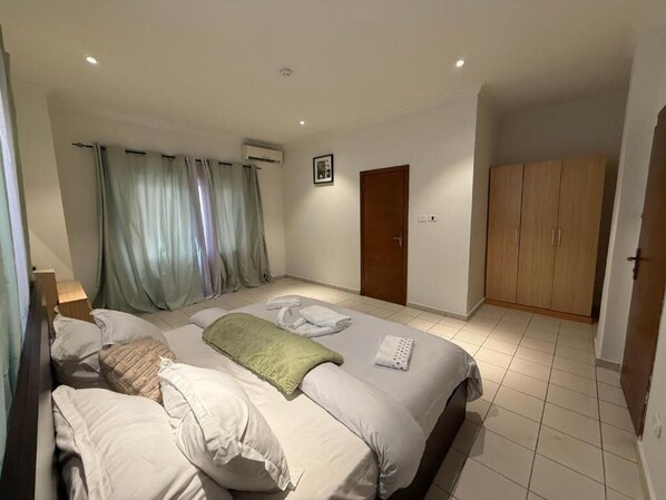 2 bedrooms, iron/ironing board, WiFi