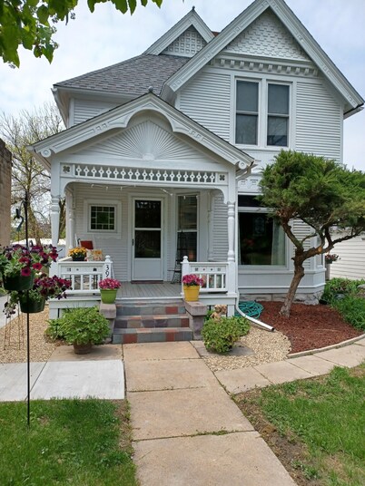 Beautiful Hotel Suite in a Victorian House in Lincoln, the College View Area!