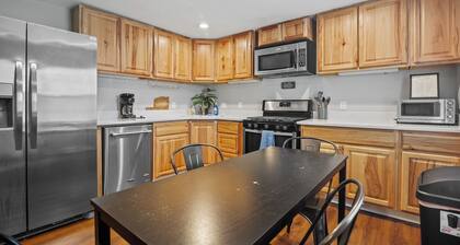 The Redbud Retreat - 1920's Renovated Home!