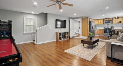 The Redbud Retreat - 1920's Renovated Home!