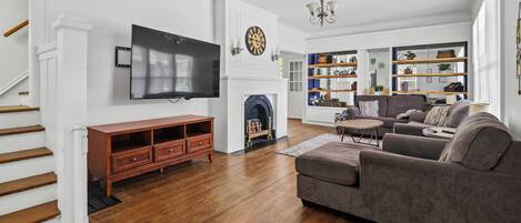 Smart-TV, DVD-spiller og bøker