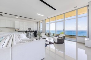 TV - Villa Belle Azure by PikHost (Gjilekë)