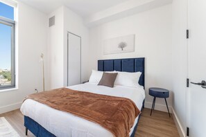 Tabla de planchar con plancha, wifi y ropa de cama 