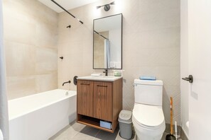 SĂšche-cheveux, serviettes fournies, savon, papier toilette