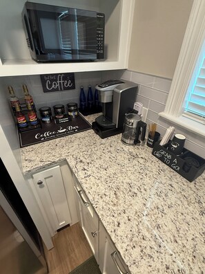 Fridge, microwave, oven, stovetop - Relax at Cricket & Clover Retreat Near SU, LSU, Airport, Downtown, WiFi & AC (Baton Rouge)