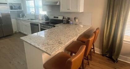 Charming 2BR, 2BA Home in Baton Rouge. WiFi, AC, Full Kitchen & Screened Patio