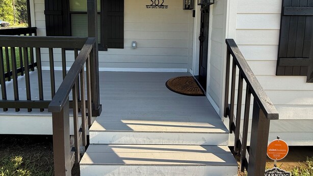 A house with a front porch, a wooden staircase, and a mailbox. - Relax at Cricket & Clover Retreat Near SU, LSU, Airport, Downtown, WiFi & AC (Baton Rouge)