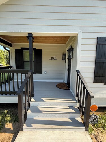 Relax at Cricket & Clover Retreat Near SU, LSU, Airport, Downtown, WiFi & AC