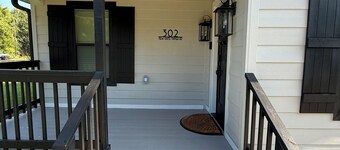 Relax at Cricket & Clover Retreat Near SU, LSU, Airport, Downtown, WiFi & AC