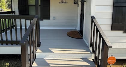 Relax at Cricket & Clover Retreat Near SU, LSU, Airport, Downtown, WiFi & AC