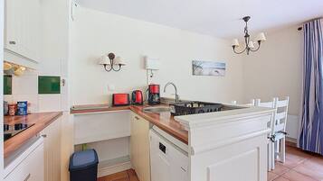 Fridge, cookware/dishes/utensils