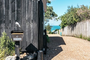 Property grounds - Pohutukawa Cottage - the perfect spot for a relaxing break on Waiheke Island (Waiheke Island)